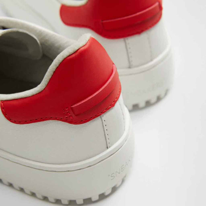 حذاء للجنسين