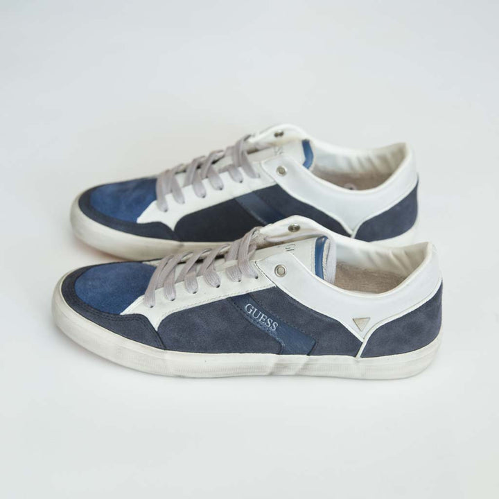 حذاء سنيكرز