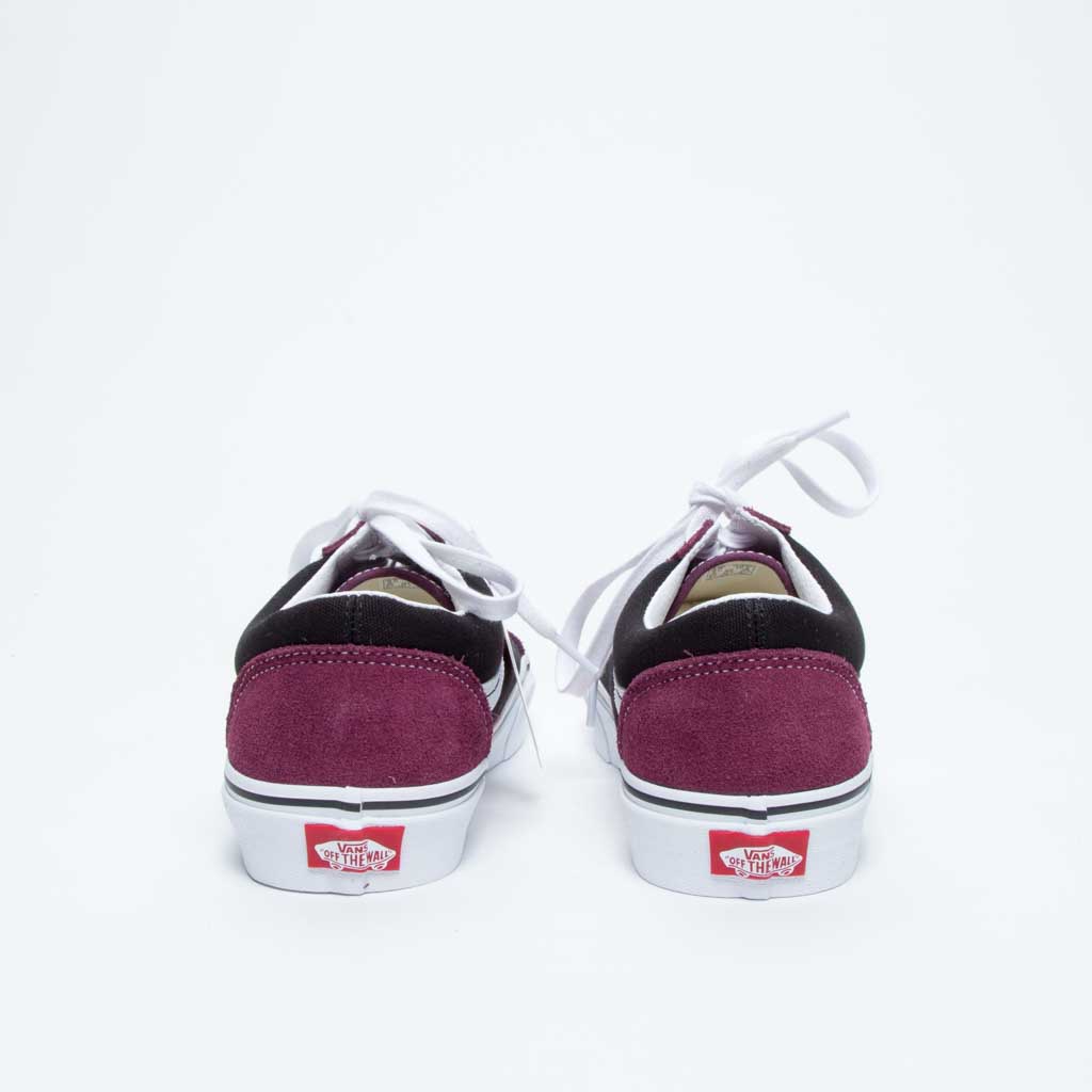 حذاء للجنسين