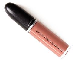 لون شفاه بمظهر معدني