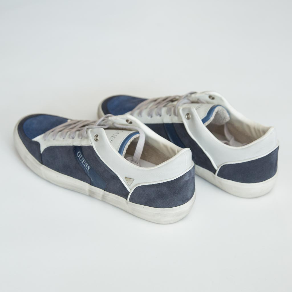 حذاء سنيكرز