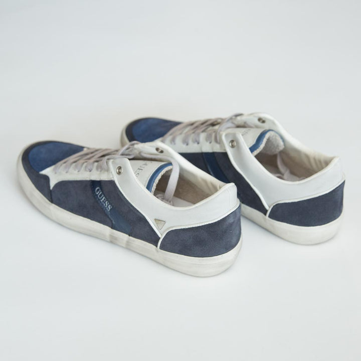 حذاء سنيكرز