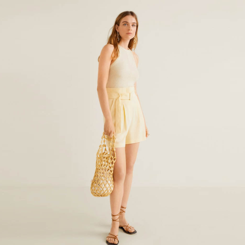 بلوزة برقبة عالية