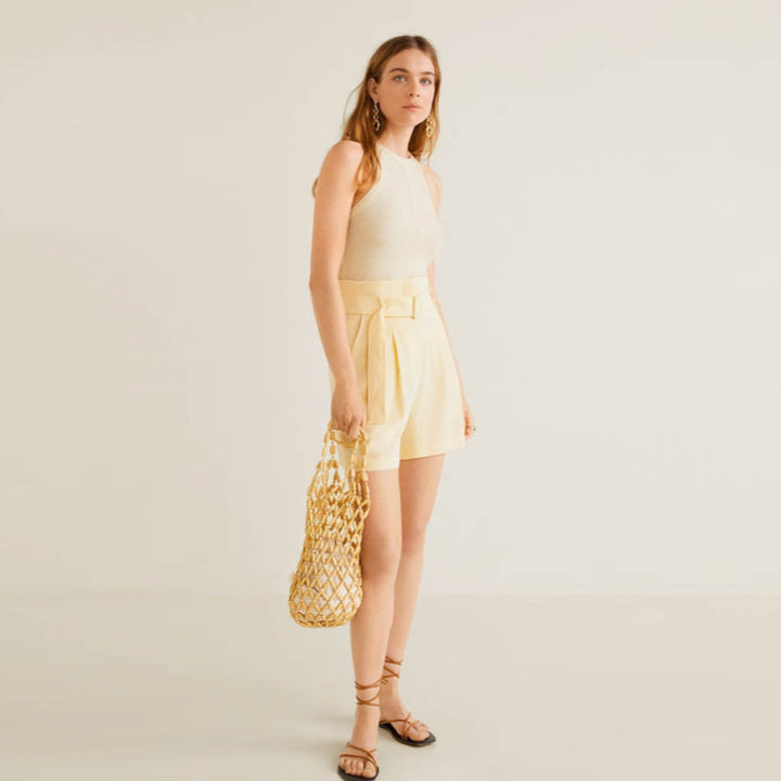 بلوزة برقبة عالية