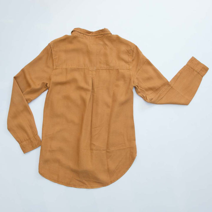 قميص بأكمام طويلة