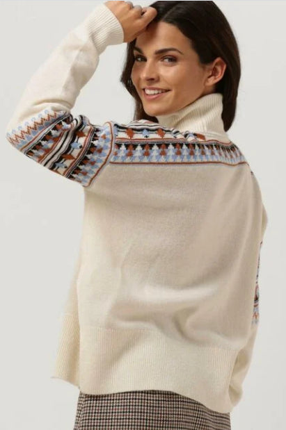 بلوزة قبة عالية