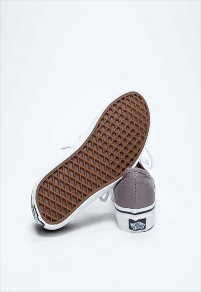 حذاء لكلا الجنسين