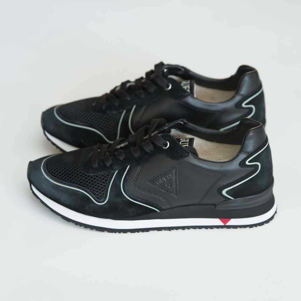 حذاء سنيكرز