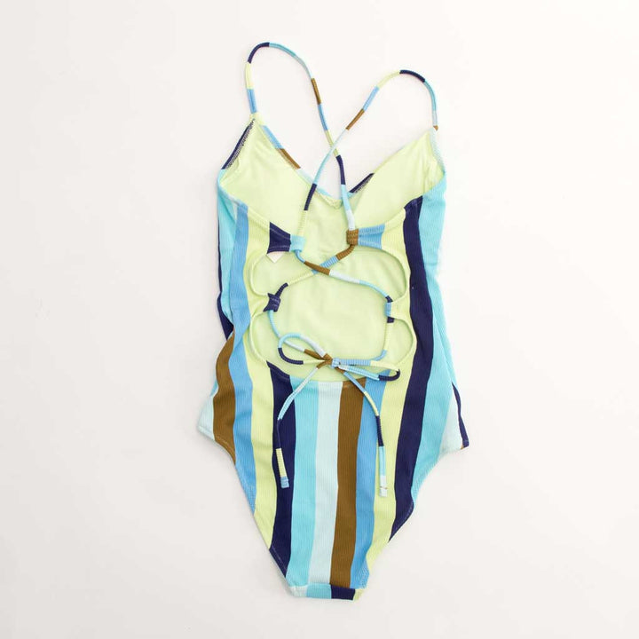 زي سباحة قطعة واحدة