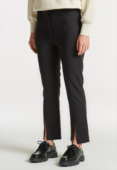 بنطالون نسائي