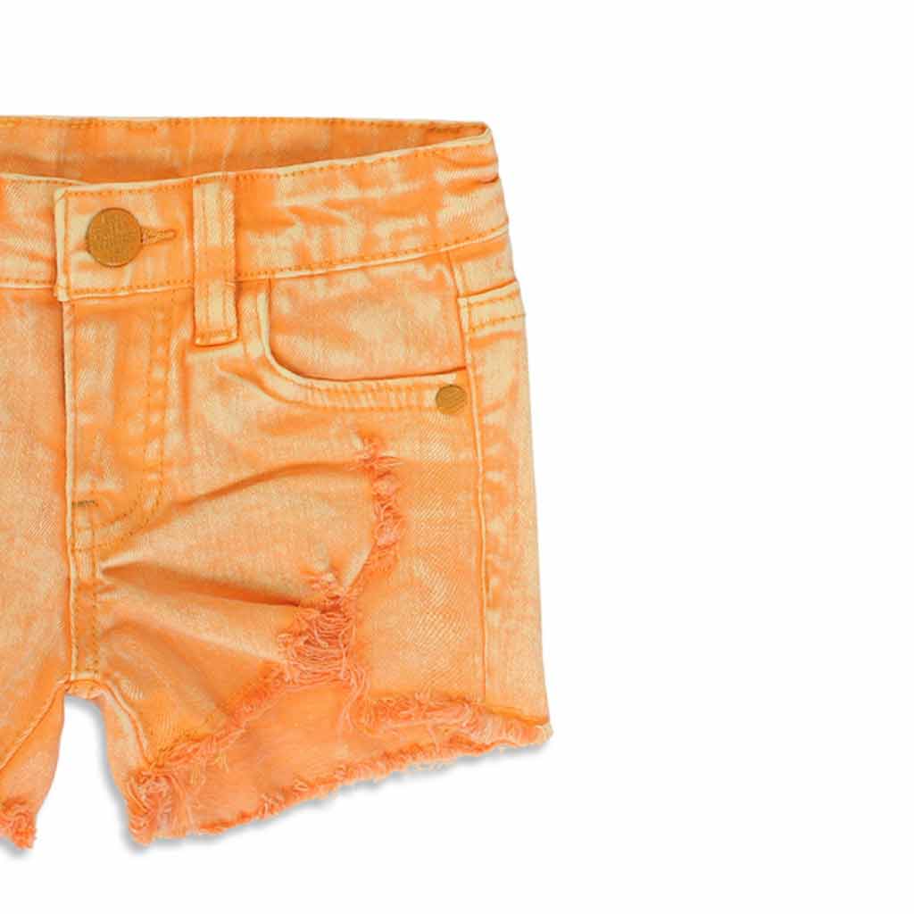 شورت بنهاية ممزقة