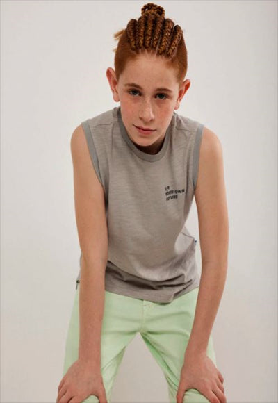 بلوزة بلا أكمام