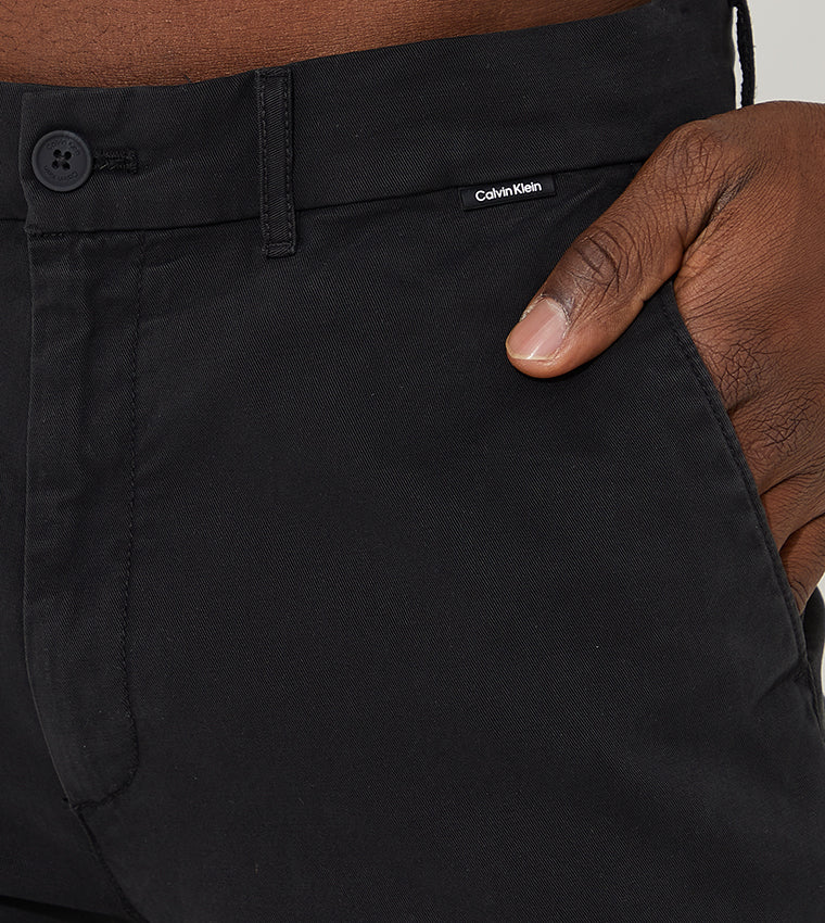 بنطال تشينو بقصة ضيقة