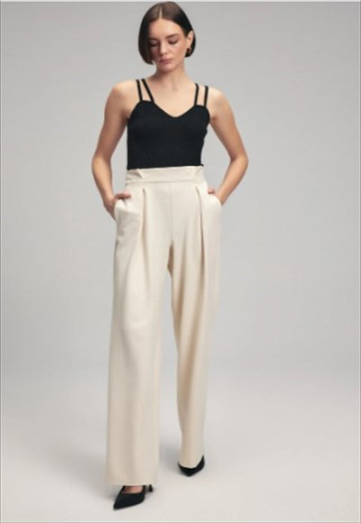 بنطلون مطوي