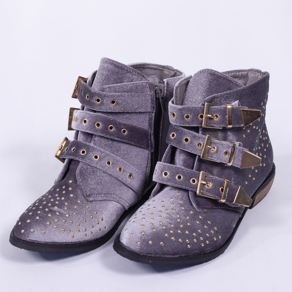 Shoe decorated with pins