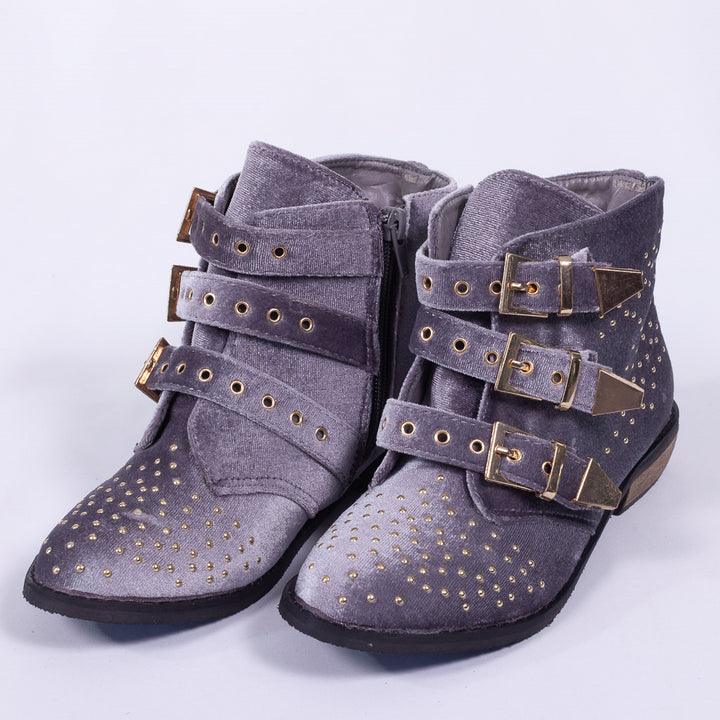 Shoe decorated with pins