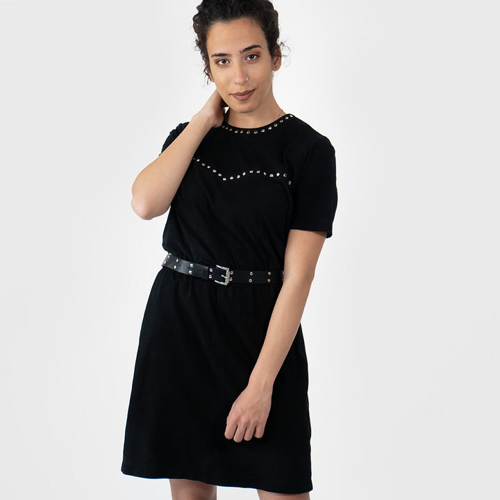 فستان مزين بدبابيس