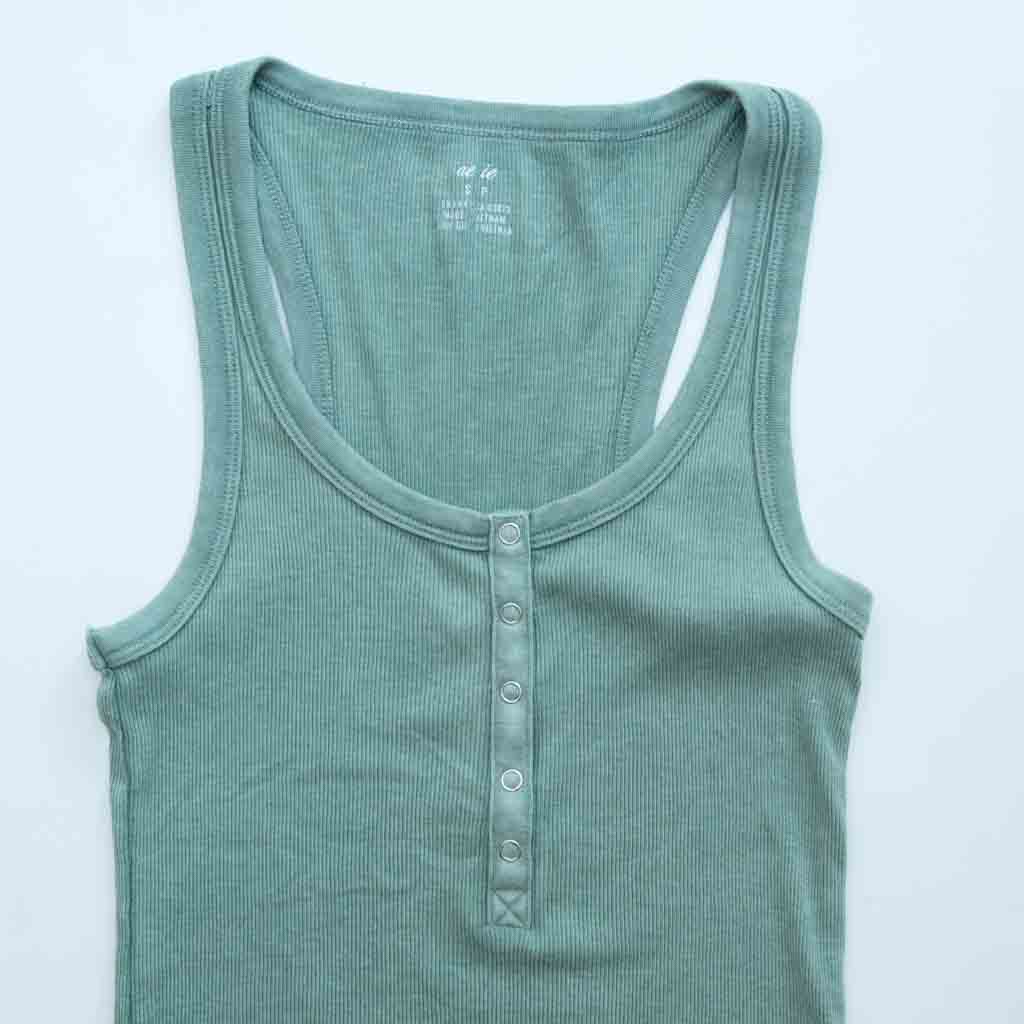 بلوزة بلا اكمام