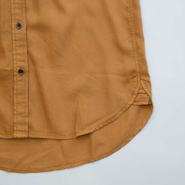 قميص بأكمام طويلة