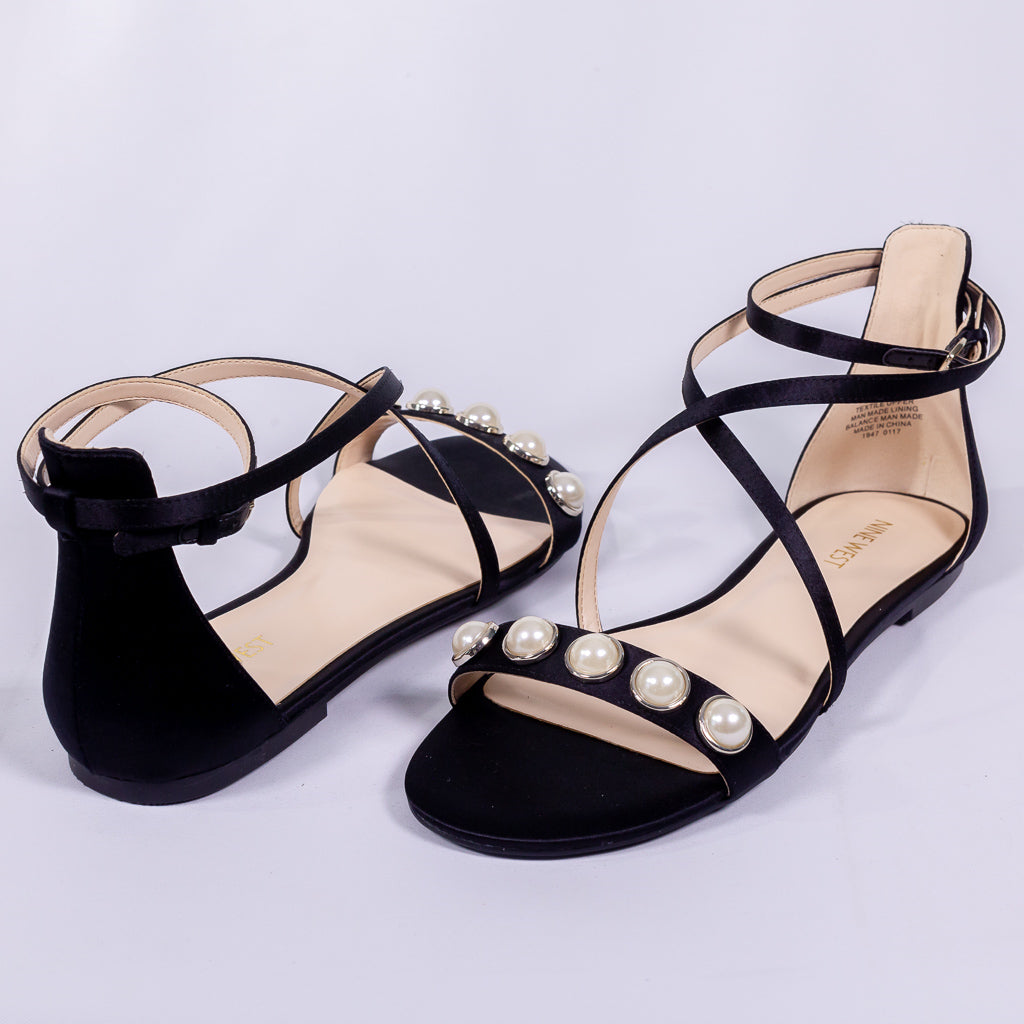 صندل فلات مزين باللؤلؤ