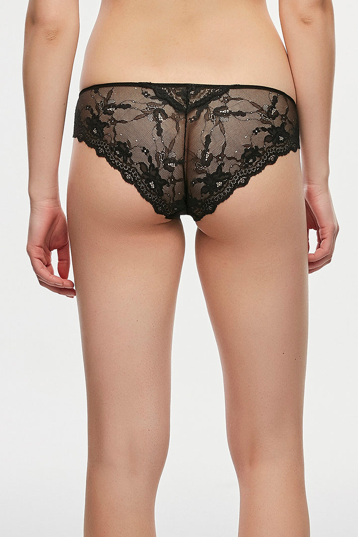 ملابس داخلية نسائية