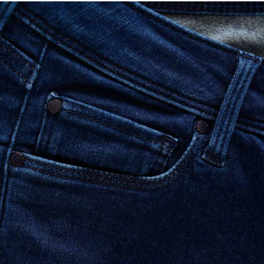 بنطال جينز ضيق