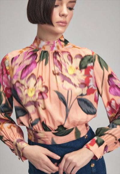 بلوزة مطبوعة مربوطة من الخلف