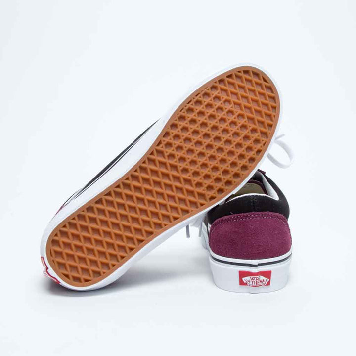 حذاء للجنسين