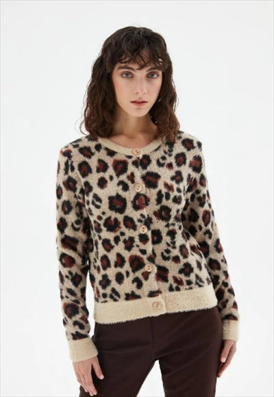 سترة صوفية قصيرة بنقشة الفهد