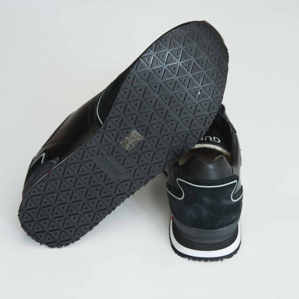 حذاء سنيكرز