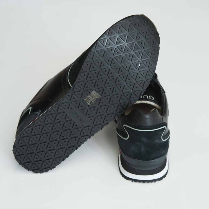 حذاء سنيكرز