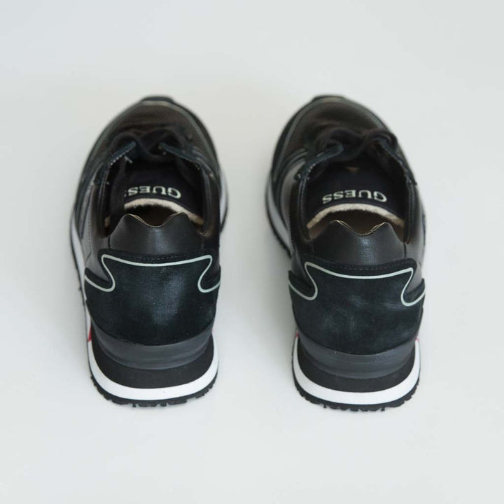 حذاء سنيكرز