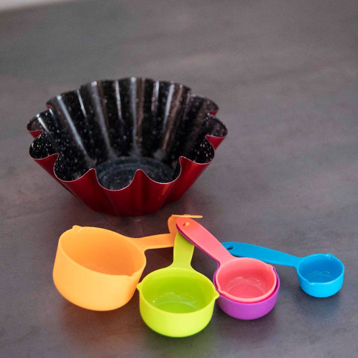 Flower shaped baking tin and measuring cups