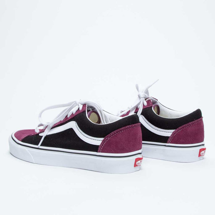 حذاء للجنسين