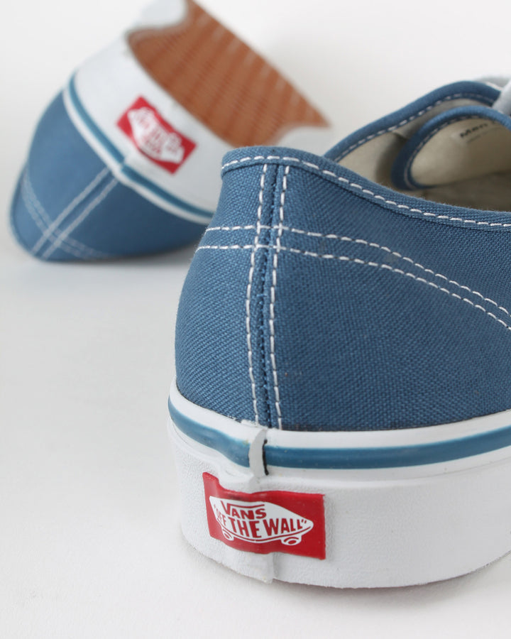 حذاء للجنسين