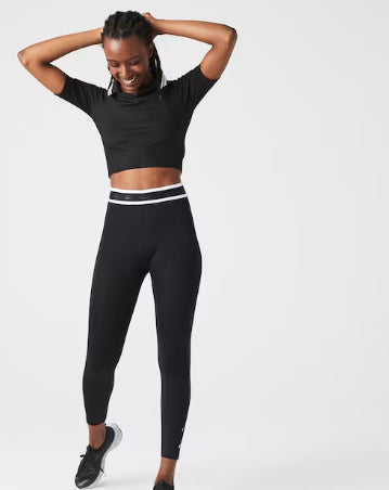 قميص بولو نسائي قصير مضلع ومطاطي من مجموعة Lacoste SPORT