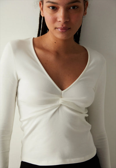 بلوزة بأكمام طويلة