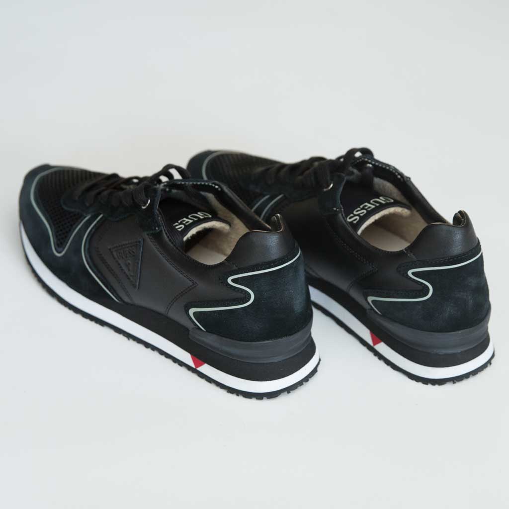 حذاء سنيكرز