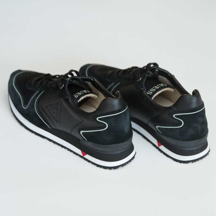 حذاء سنيكرز