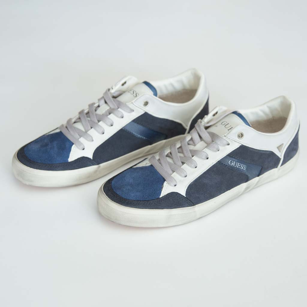 حذاء سنيكرز