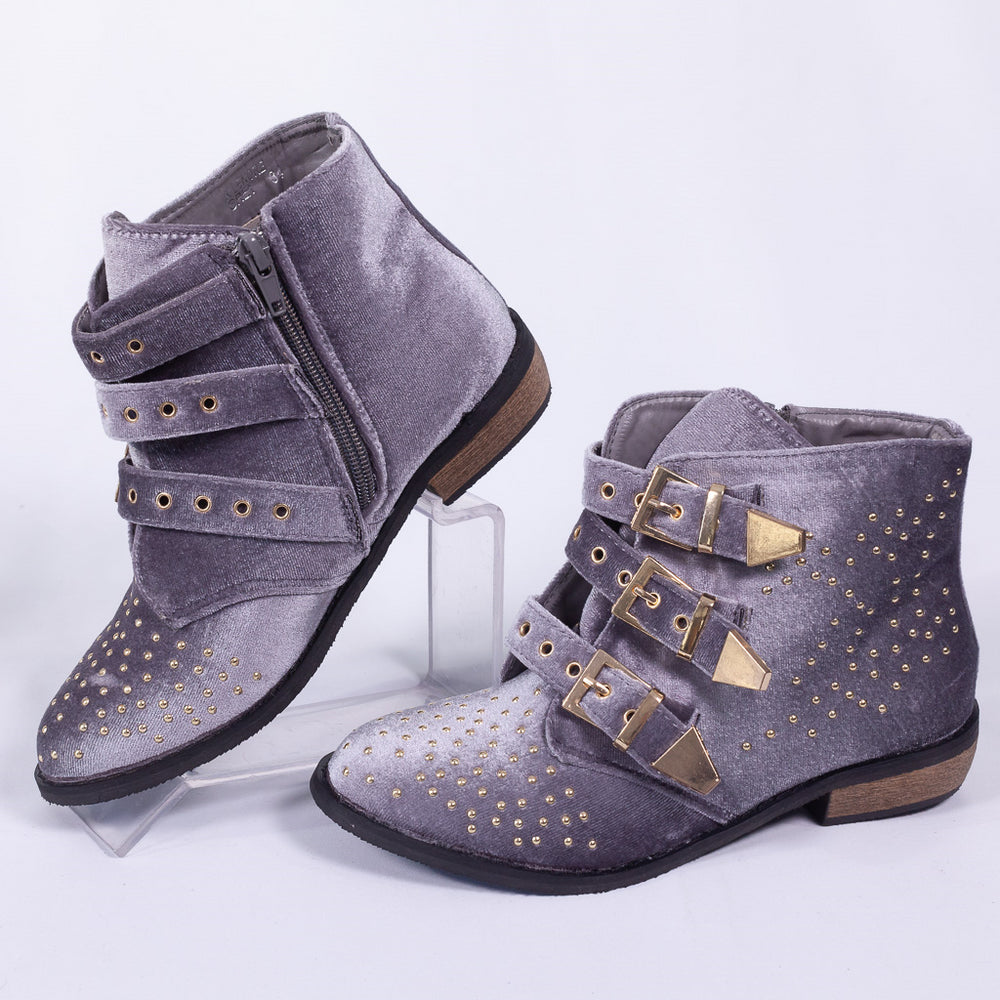 Shoe decorated with pins