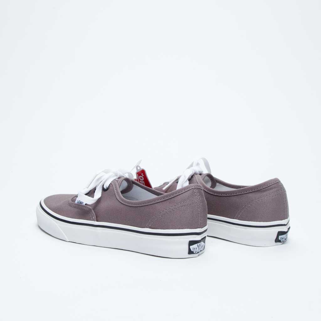 حذاء لكلا الجنسين