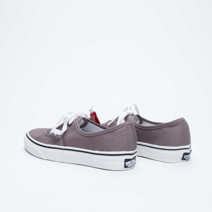 حذاء لكلا الجنسين