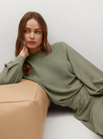 بلوزة بأكمام منتفخة