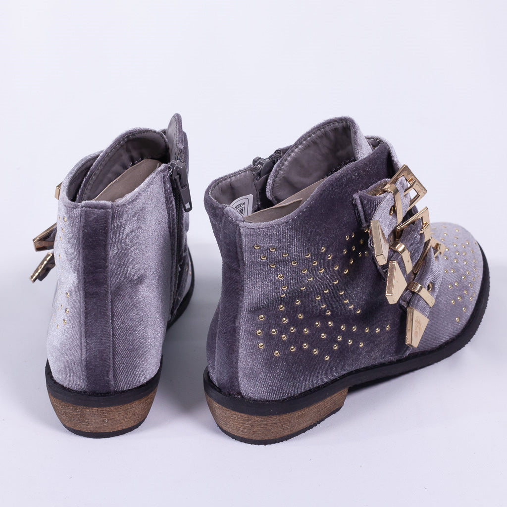 Shoe decorated with pins