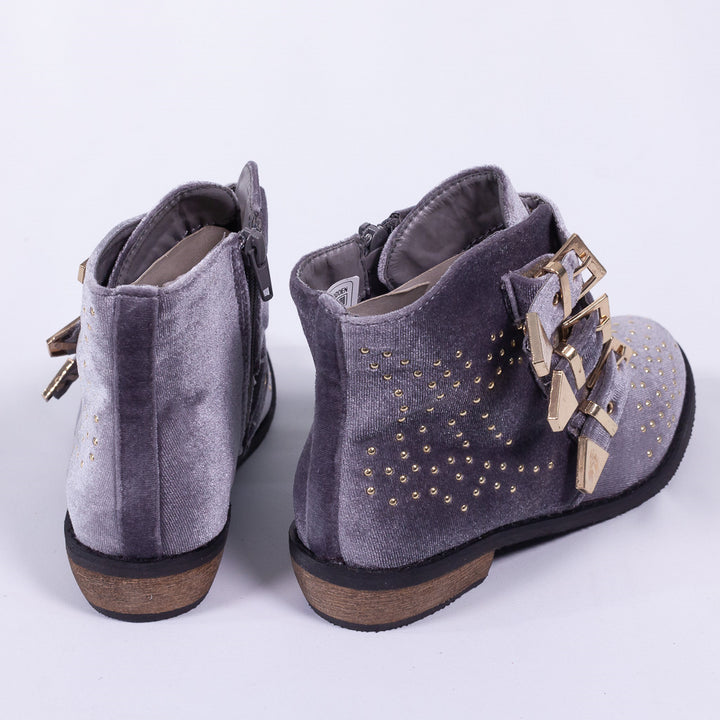 Shoe decorated with pins