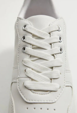 حذاء رياضي برباط