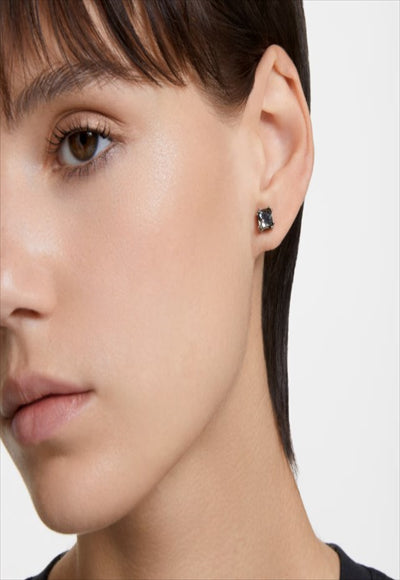 حلق مزين بكريستالة سوداء