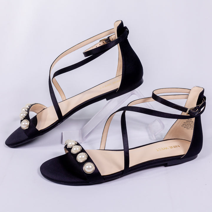 صندل فلات مزين باللؤلؤ