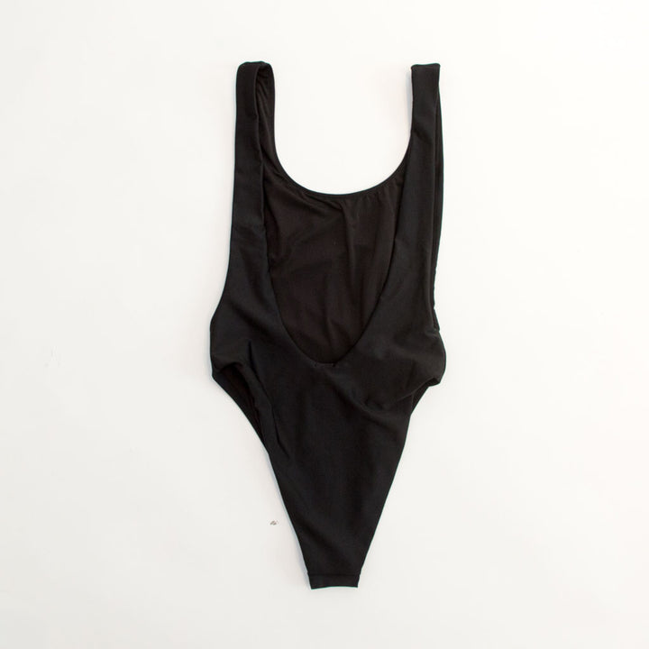 زي سباحة قطعة واحدة